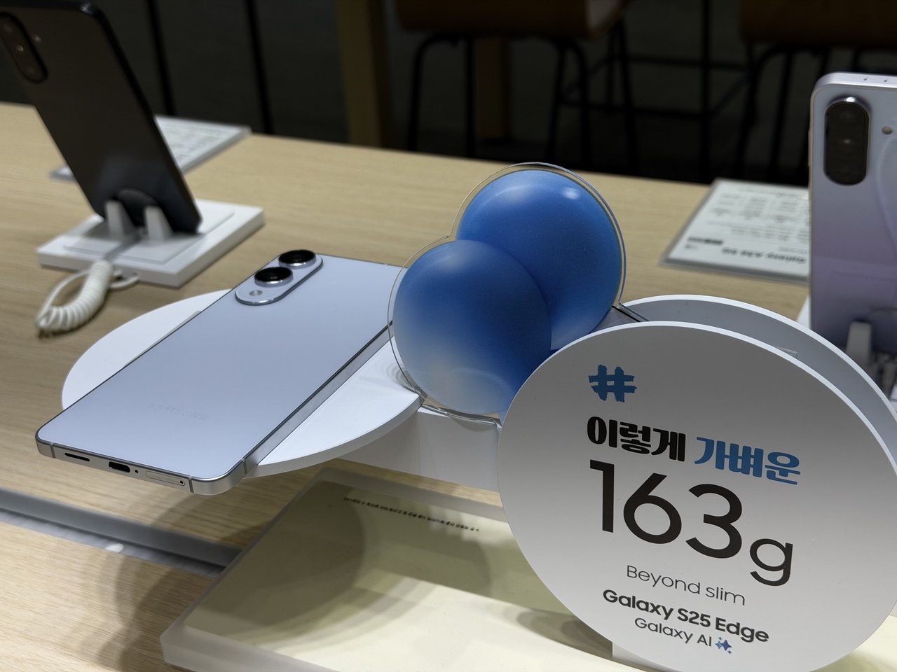 The Galaxy S25 Edge is displayed at Samsung’s retail store inside Lotte Department Store in Myeong-dong, Seoul, Monday, highlighting the ultraslim flagship’s 163-gram weight. (Moon Joon-hyun/The Korea Herald)