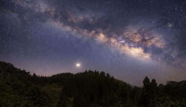 Night Sky Today: What to See Tonight on Christmas Eve, Dec. 24, 2025 — Crescent Moon, Saturn, Jupiter, ISS Flyby and Aurora Chances