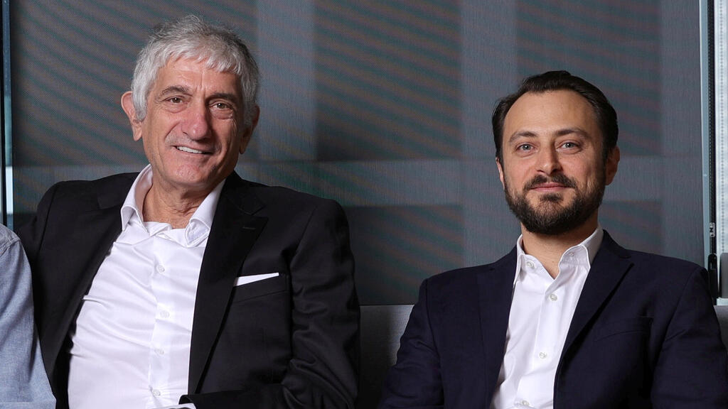 Prof. John Martinis (left) & Itamar Sivan (Orel Cohen) איתמר סיוון ו פרופ' ג'ון מתיו מרטיניס