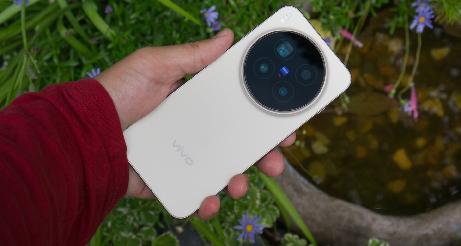 vivo X300 Pro showing rear cover in hand