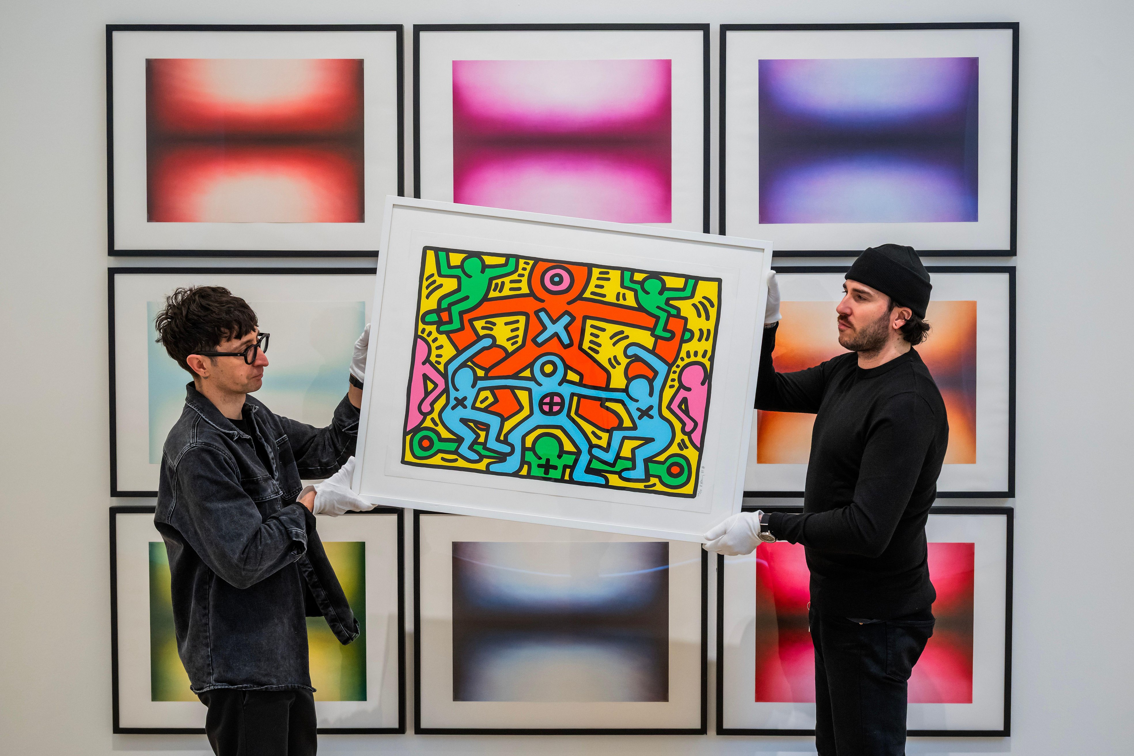 London, UK. 15th Jan, 2026. Untitled (L. p. 50) by Keith Haring, estimate ¿20,000 - ¿30,000, in front of Horizon Shadow by Anish Kapoor, estimate ¿12,000 - ¿18,000 - A preview of the January Editions sales at Phillips London Online Live and Auctions