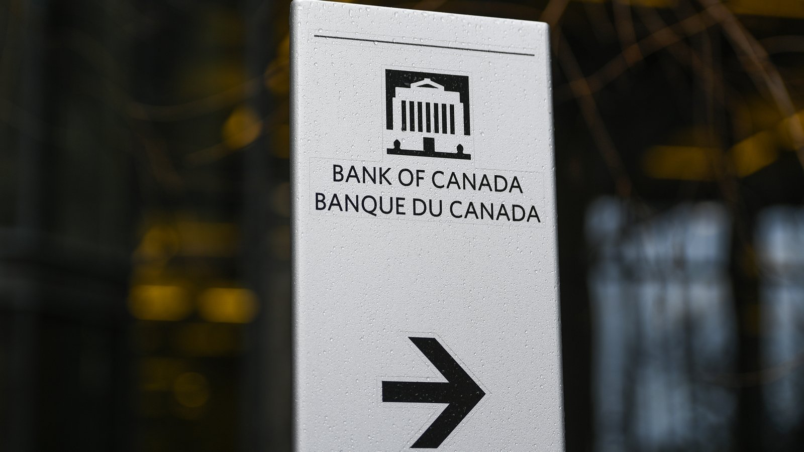 Bank of Canada holds key rate at 2.25%, warns on US