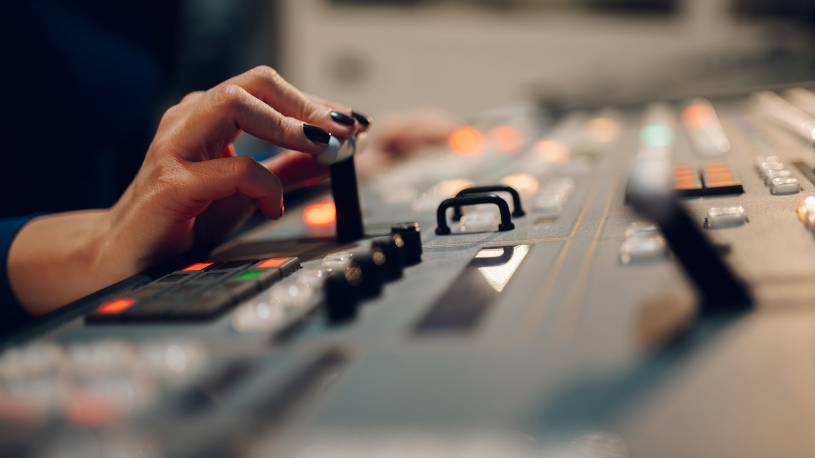 New broadcaster for united Ireland, study recommends