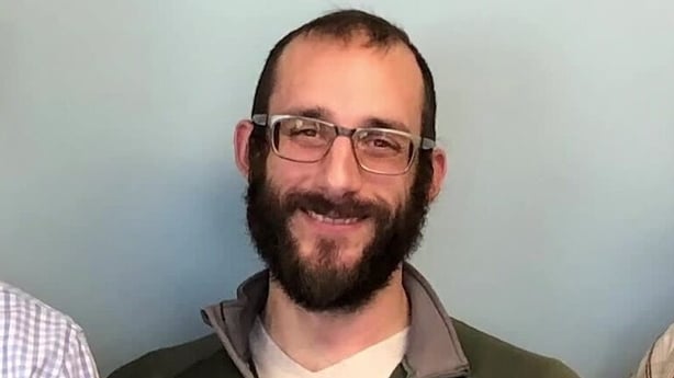 a photograph of alex pretti