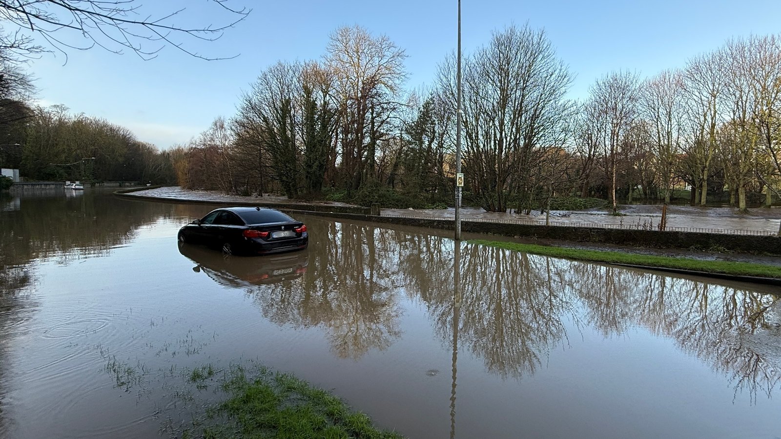 Live Over 7,000 without power and localised flooding causing travel disruption in parts - RTE.ie