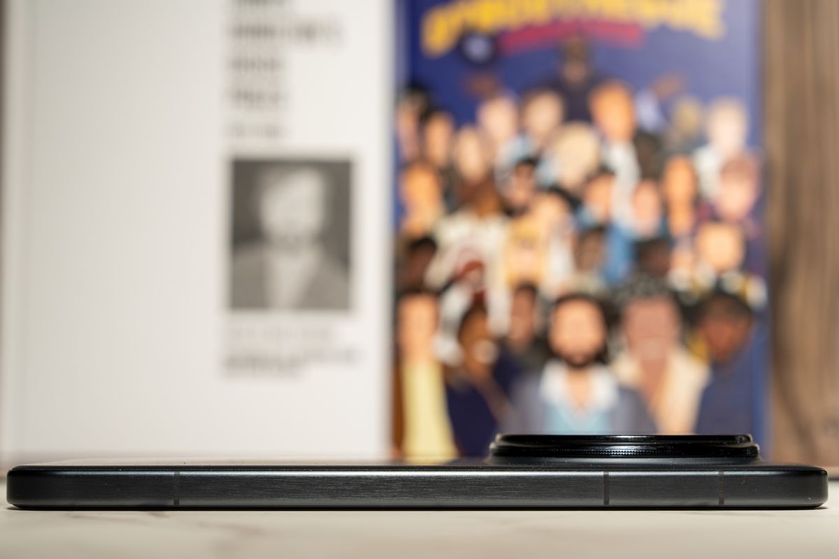 Honor Magic 8 Pro weighs 219g and is 8.32g thick (except where the camera module protrudes)