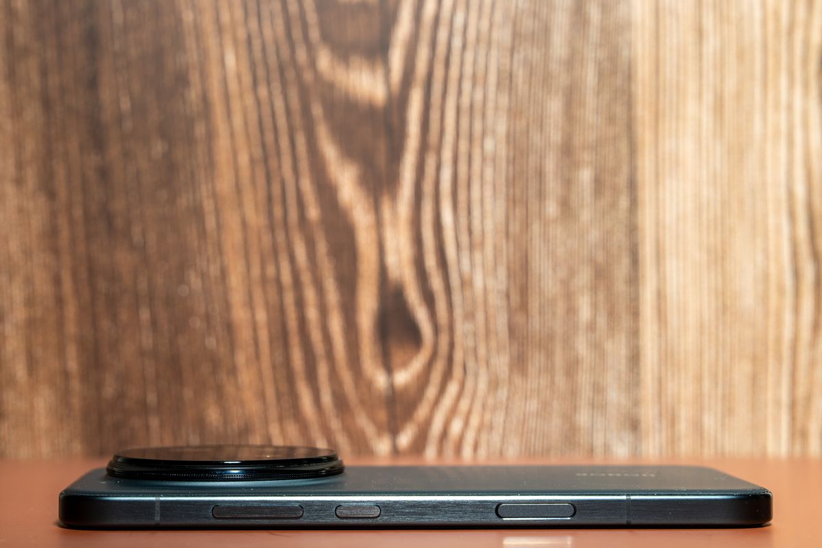 Honor Magic 8 Pro has a new camera and AI button on the right side of the phone