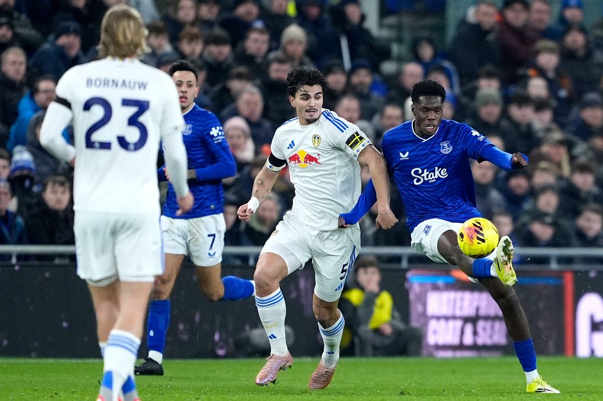 Leeds United's Pascal Struijk and Everton's Thierno Barry battle for the ball
