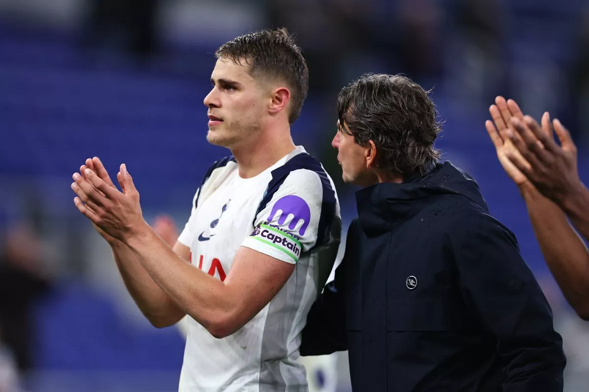 LIVERPOOL, ENGLAND - OCTOBER 26: Micky van de Ven of Tottenham Hotspur celebrates at full time with Thomas Frank manager / head coach of Tottenham Hotspur during the Premier League match between Everton and Tottenham Hotspur at Hill Dickinson Stadium on October 26, 2025 in Liverpool, England. (Photo by Robbie Jay Barratt - AMA/Getty Images)