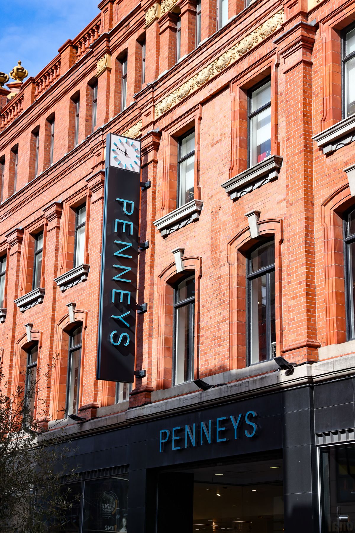 The new store will feature Penneys’ stand-out styles at affordable prices, and fans will be able to shop the latest trends along with popular everyday essentials across womenswear, menswear, kidswear, beauty, and homewar