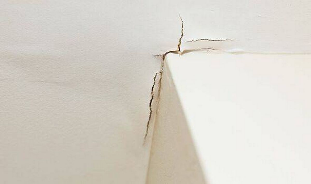 Picture of a crack in a wall