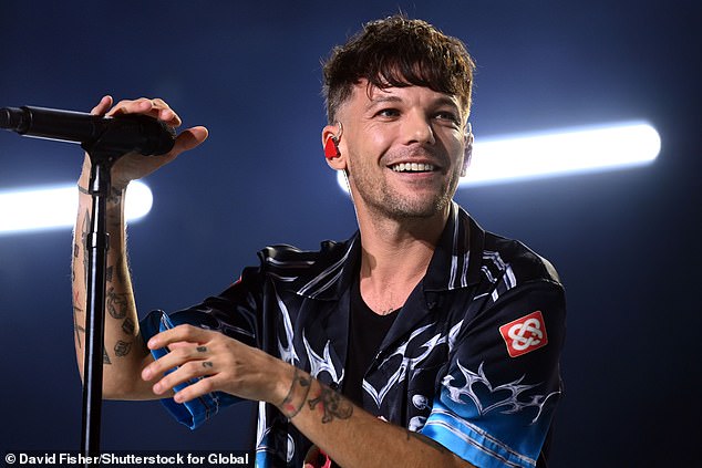 One Directionfans have claimed that Louis Tomlinsonhas 'thrown shade' at Harry Stylesas the former bandmates prepare to drop new music on the same day