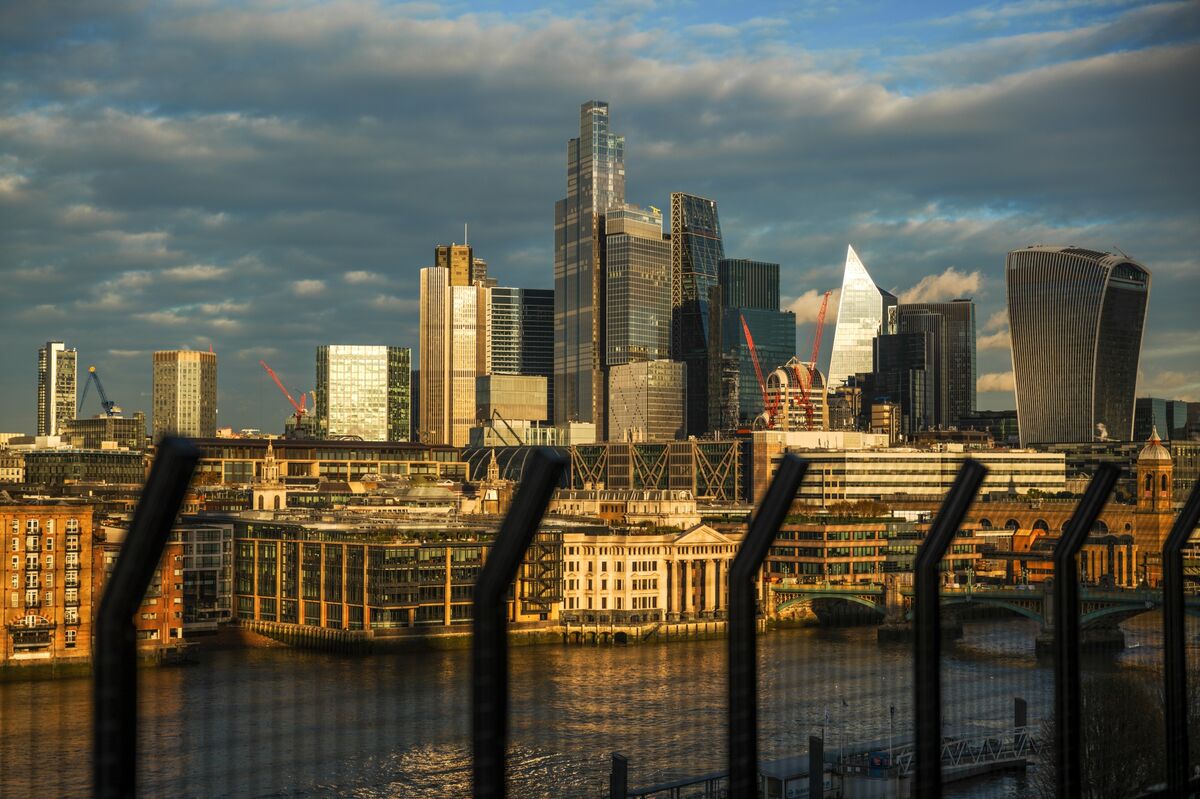 London Stocks Shunned as UK Pensions Pile Into Private Firms