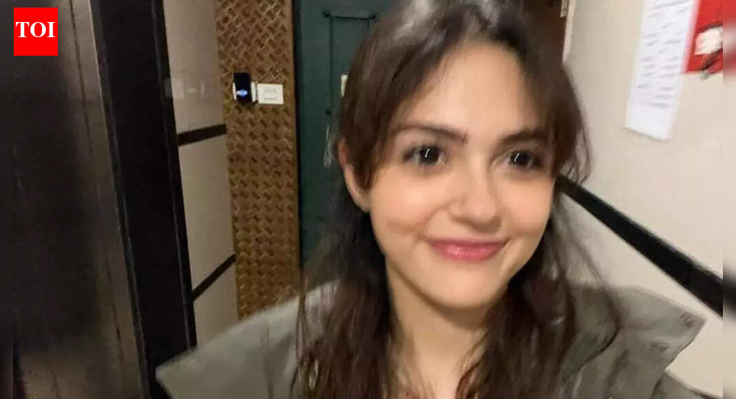 Aneet Padda kicks off 2026 with cheerful blur selfie, apologises for a late New Year wish and pens a warm, whimsical note for her fans: 'The timeline is messed up' | Hindi Movie News