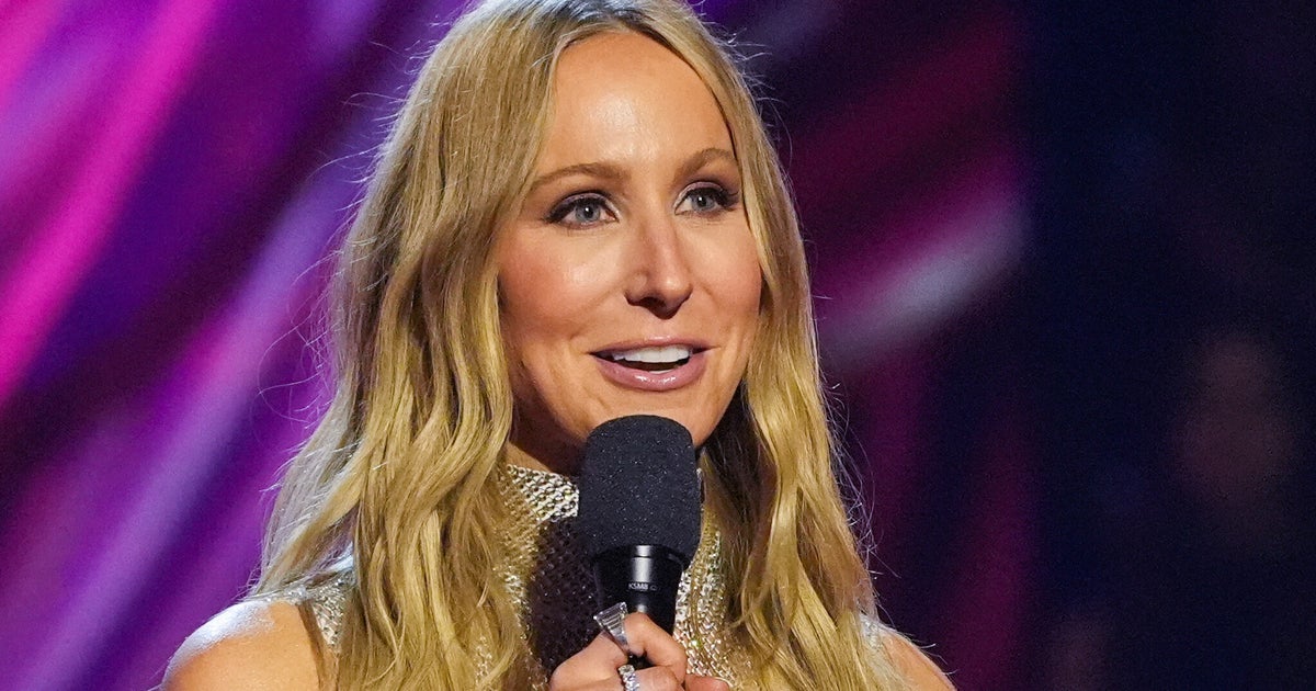 Nikki Glaser Admits There’s A Golden Globes Gag About A Celeb She’s Struggling With