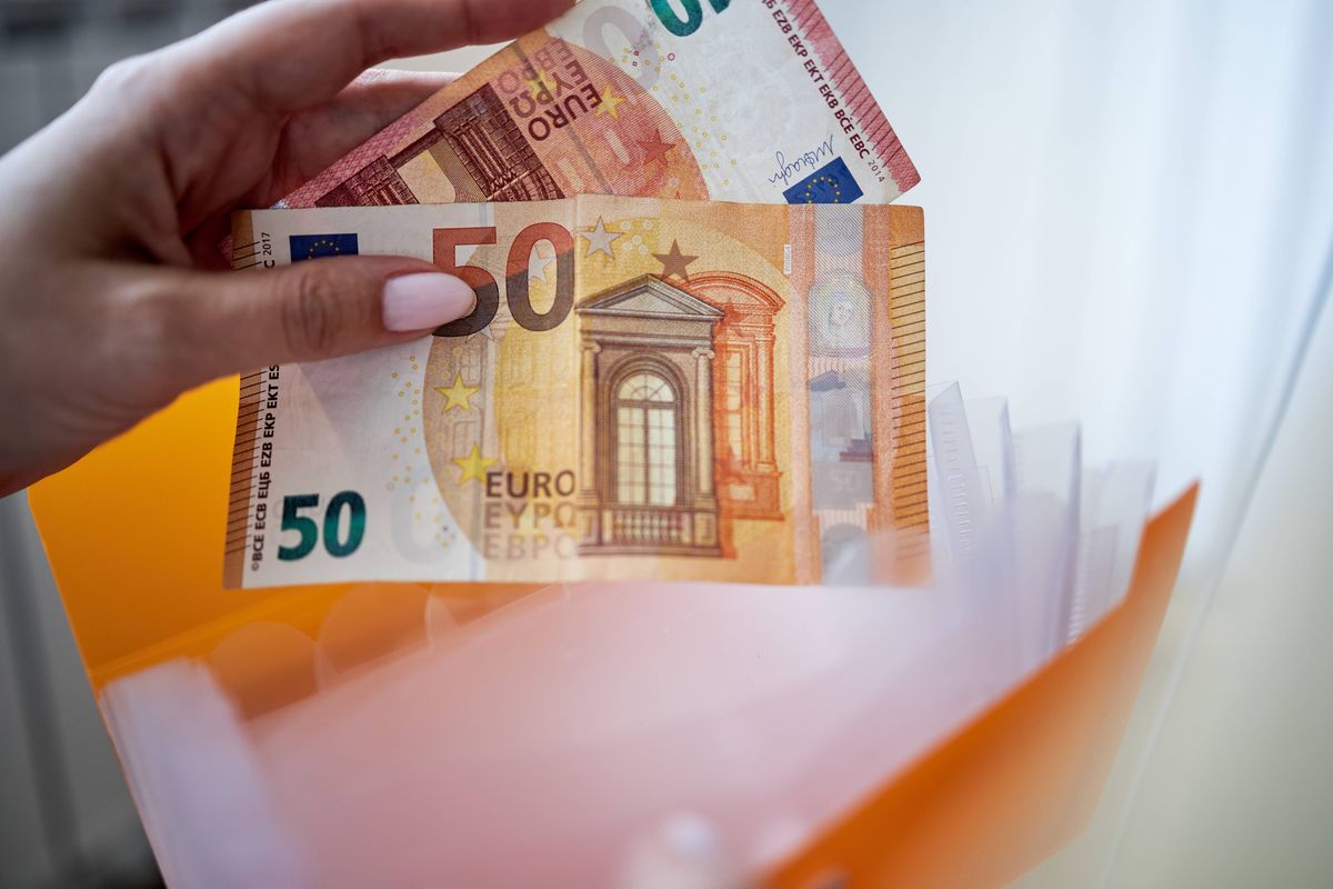 Holding euro notes
