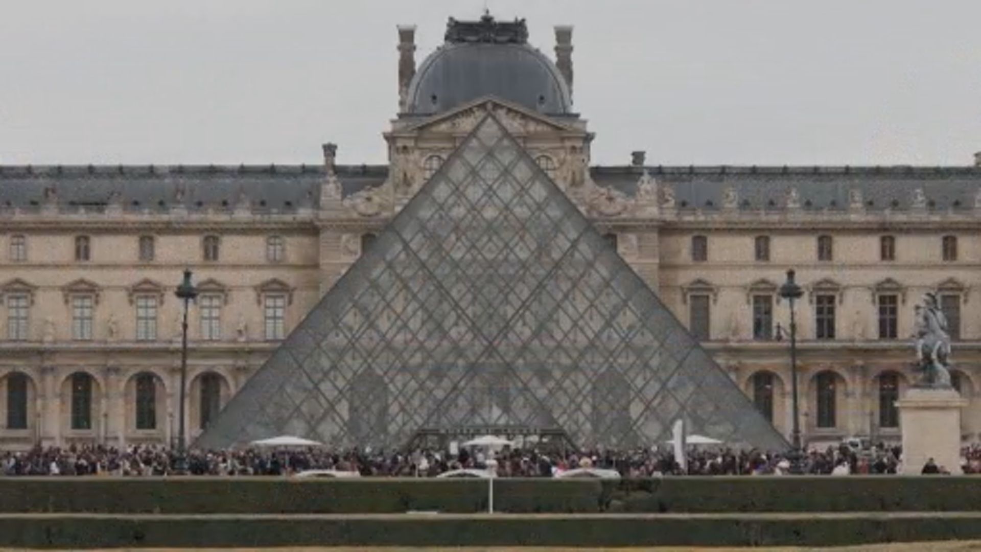 Click to play video: 'Louvre slammed for spending money on art instead of security in years before heist'