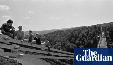 Don’t look down! Lightbulb-changers on Clifton Suspension Bridge: Beezer’s best photograph | Photography