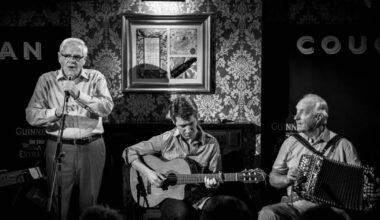 A remarkable singer best known for An Poc Ar Buile  