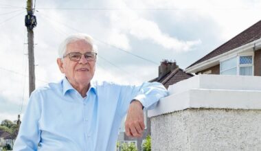 Tributes paid to ‘outstanding educator, singer, and entertainer’ Seán Ó Sé