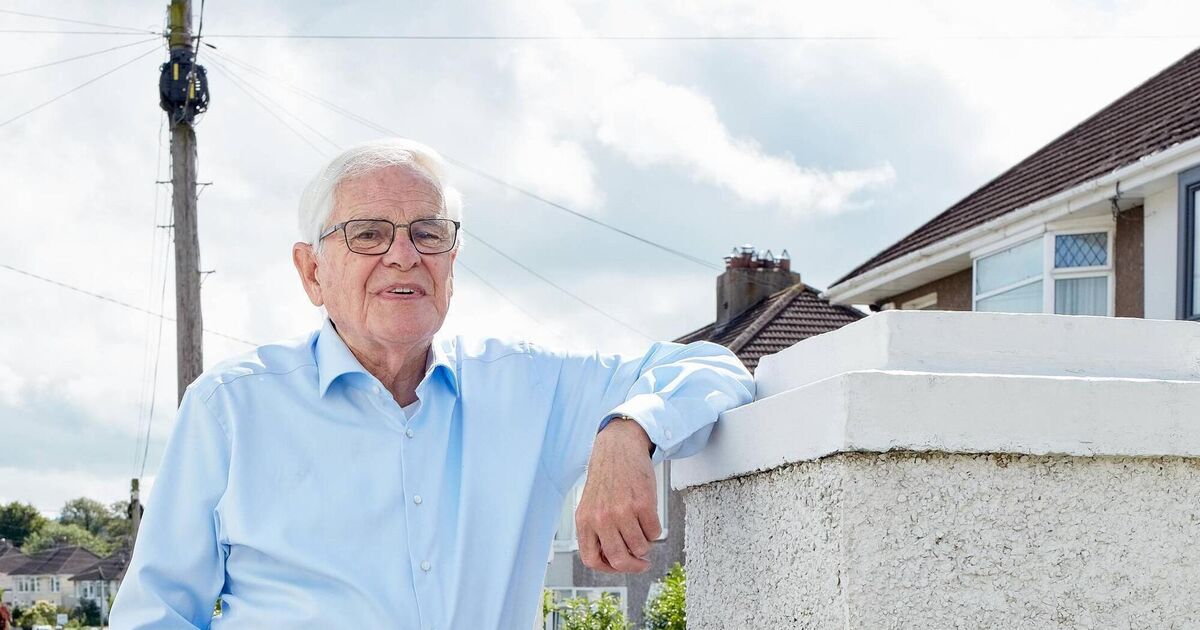 Tributes paid to ‘outstanding educator, singer, and entertainer’ Seán Ó Sé