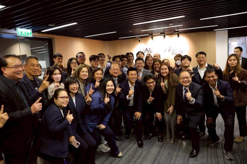 Natthaphong Ruengpanyawut, leader of the People's Party, fifth from right, front row, and his team pose for a photo with Kriengkrai Thiennukul, president of the Federation of Thai Industries, sixth from right, and FTI executives after discussions on economic policy at the FTI headquarters in Bangkok's Sathon district on Tuesday. (Photo courtesy of People's Party)