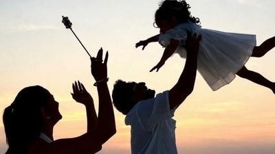 Alia Bhatt and Ranbir Kapoor's picture enjoying with their daughter Raha Kapoor.