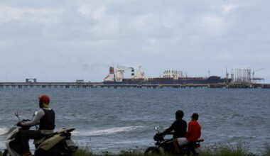 Oil dips on ample supply outlook, market weighs Venezuelan output
