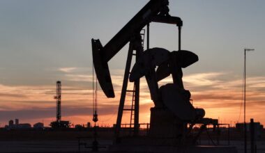 US oil drilling to slow as prices slump, Venezuela growth could amplify pressure, EIA says