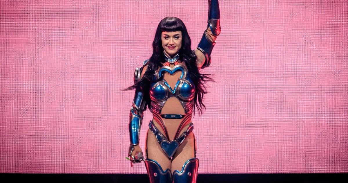 Katy Perry's Strapless Iridescent Gown Is Made of Mother of Pearl