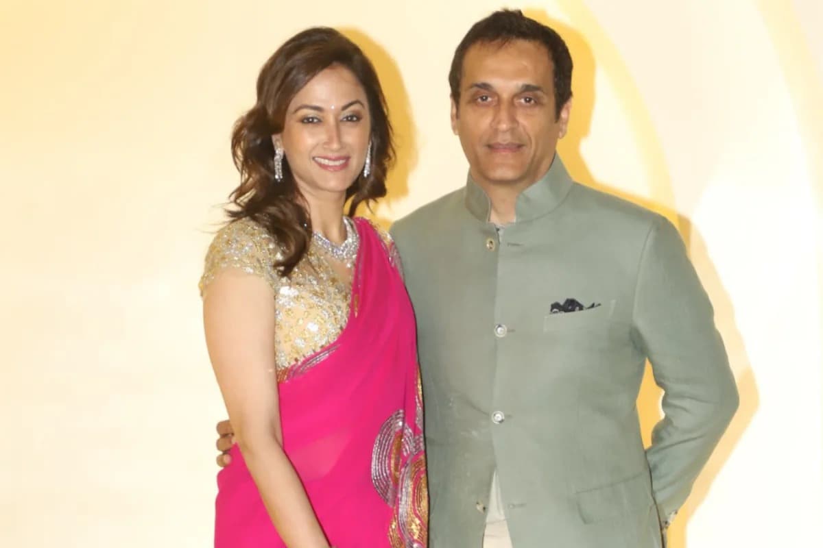 A Powerful Business Family
Vikas Oberoi is the chairman of Oberoi Construction, one of India’s leading real estate firms. The company has developed several premium residential and commercial projects. According to Forbes, his wealth runs into tens of thousands of crores. Reports estimate the family’s net worth at around Rs 50,000 crore. This places Gayatri among India’s wealthiest celebrity spouses. A Powerful Business Family
Vikas Oberoi is the chairman of Oberoi Construction, one of India’s leading real estate firms. The company has developed several premium residential and commercial projects. According to Forbes, his wealth runs into tens of thousands of crores. Reports estimate the family’s net worth at around Rs 50,000 crore. This places Gayatri among India’s wealthiest celebrity spouses.