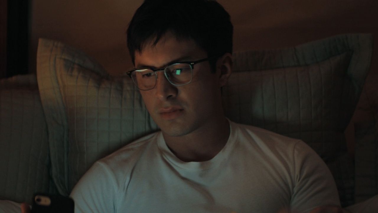 Hudson Williams Wore His Glasses On Jimmy Fallon And Heated Rivalry Fans Are Freaking Out Over A Connection To The Show