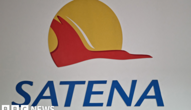 Satena: Colombia launches search for missing plane carrying 15 people - BBC