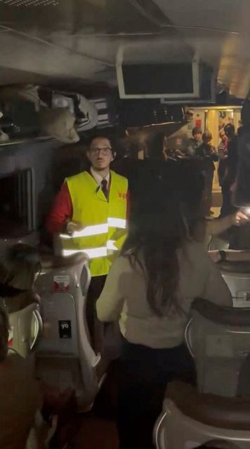 An emergency responder speaks to the people in a carriage of the train, after the high-speed train derailed and smashed into another oncoming train, near Adamuz, in Cordoba province, Spain, January 18, 2026 in this screengrab taken from a social media video. @ibuprofeno600mg via X/via REUTERS