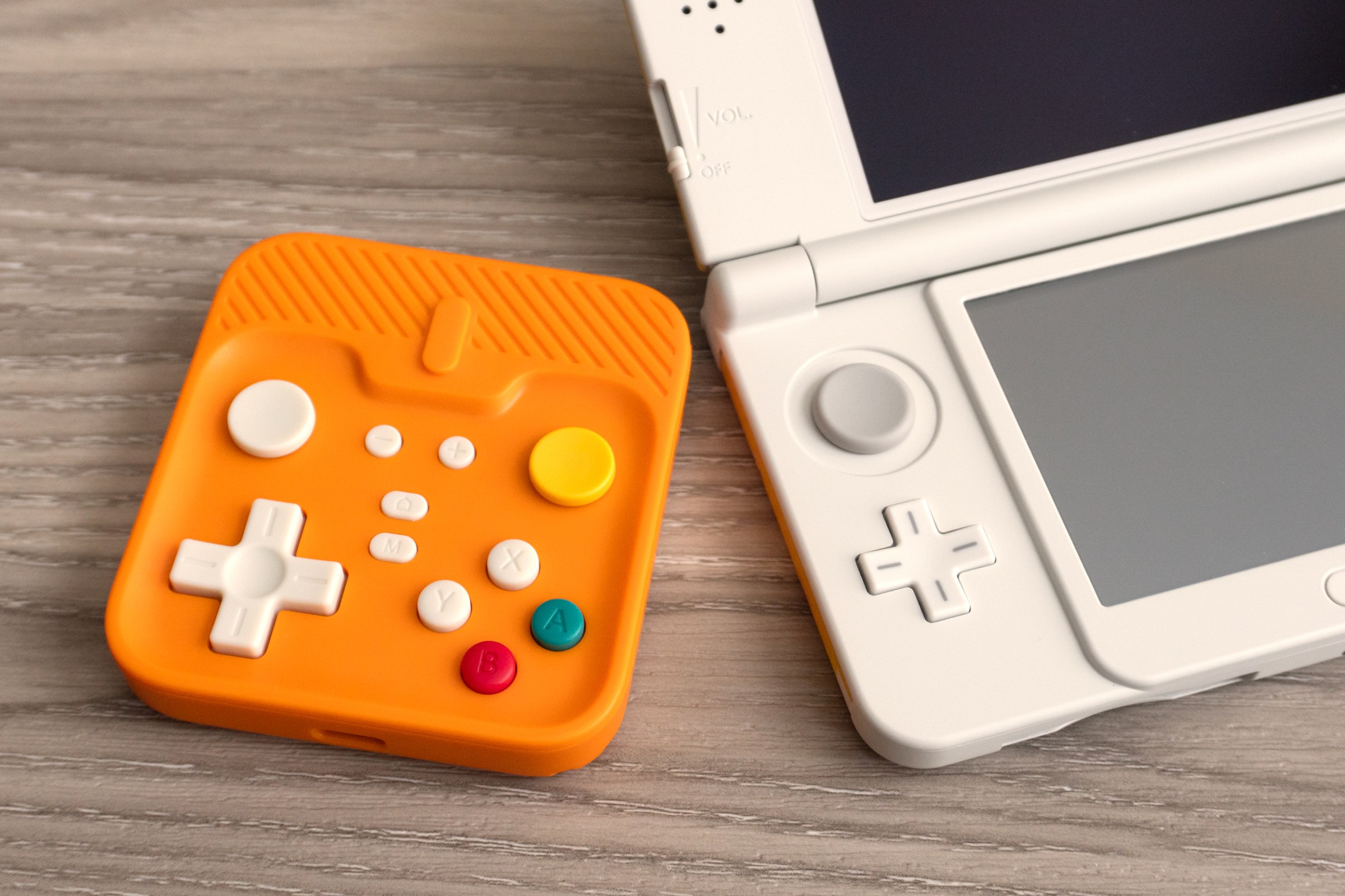 The Abxylute M4 controller next to a Nintendo 3DS.