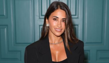 Antonela Roccuzzo turns up the heat in floral bikini and minimal jewelry