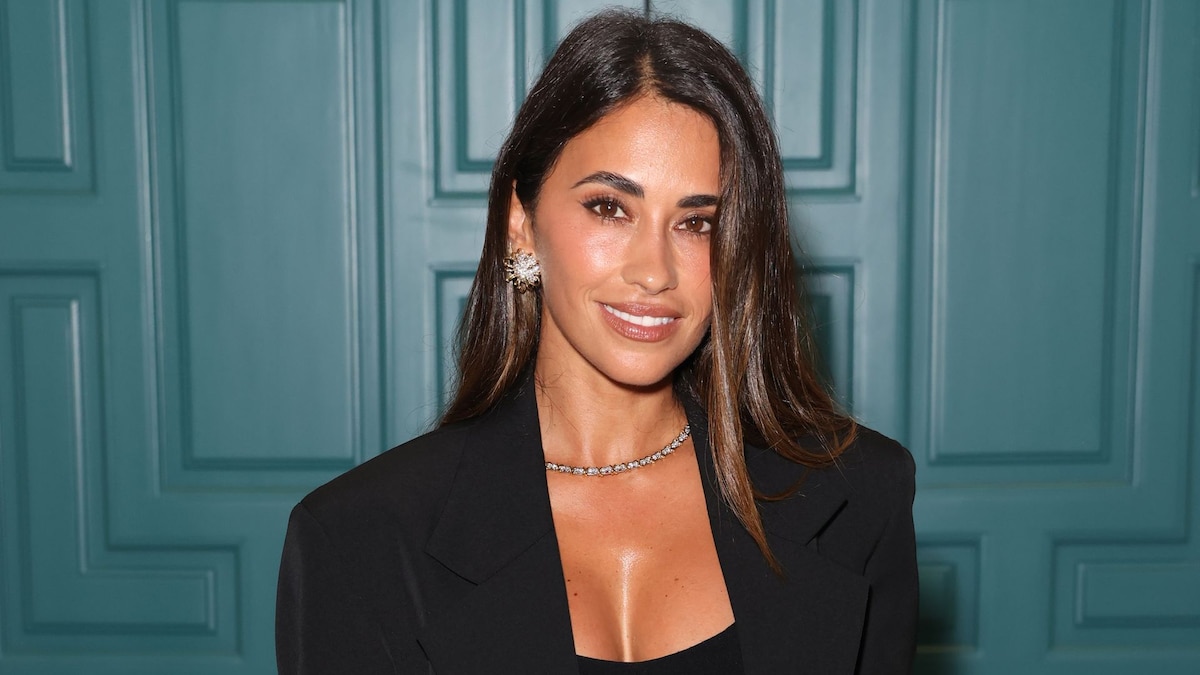 Antonela Roccuzzo turns up the heat in floral bikini and minimal jewelry