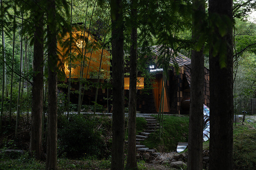 lifting the structure slightly off the ground and orienting it toward the most scenic direction | image by Leo