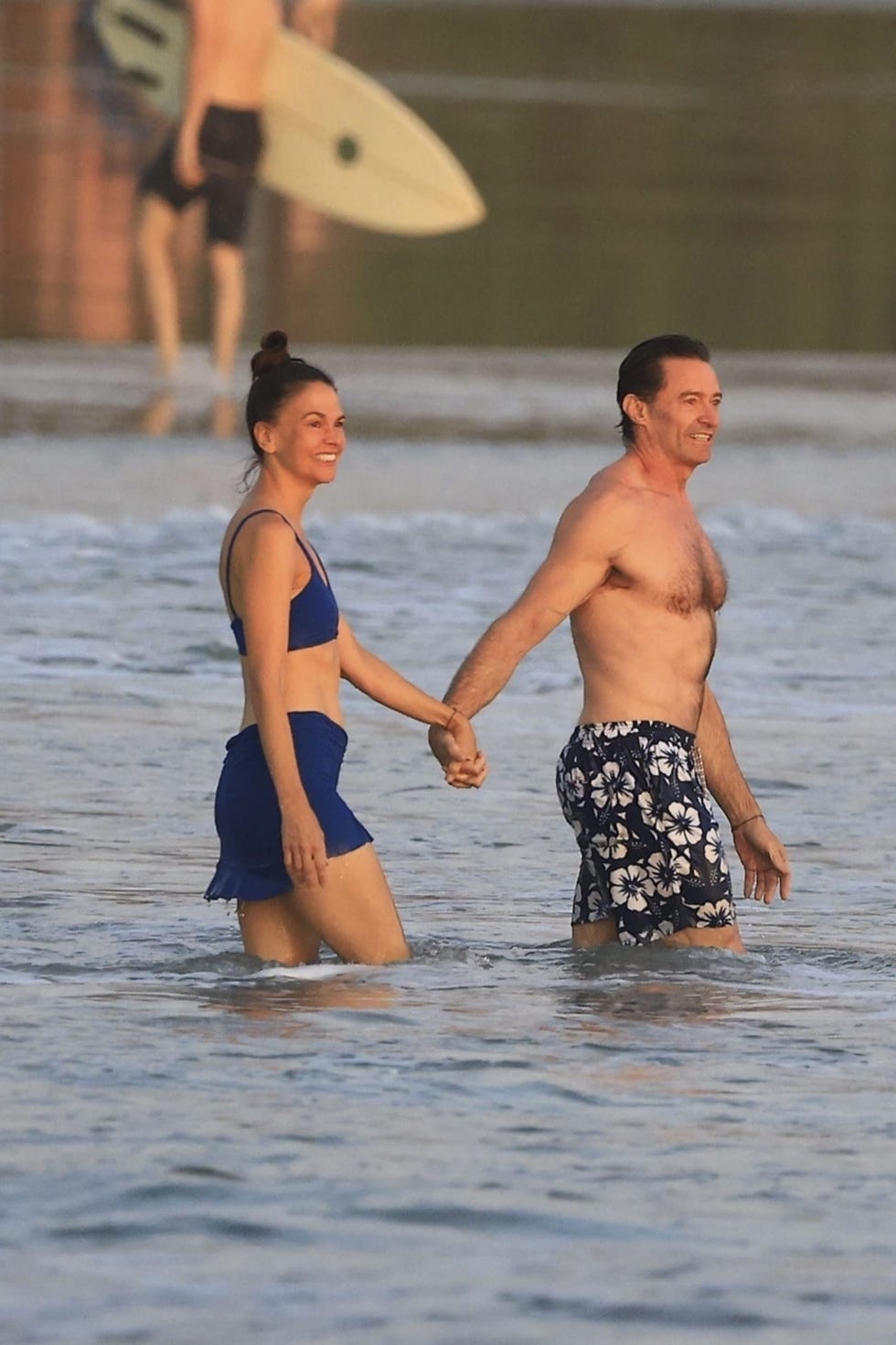 *premium exclusive* costa rica, costa rica australian actor and singer hugh jackman is seen spending quality time with girlfriend sutton foster as they enjoy a romantic sunset on the beach in costa rica. the couple appears relaxed and happy as they wade into the waves and take in the scenic surroundings during the final day of their holiday getaway. pictured: hugh jackman, sutton foster backgrid usa 3 january 2026 usa: +1 310 798 9111 / usasales@backgrid.com uk: +44 208 344 2007 / uksales@backgrid.com *uk clients pictures containing children please pixelate face prior to publication*