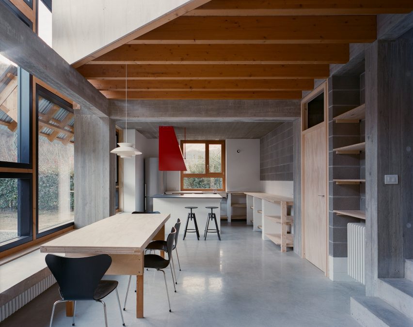 Kitchen and dining room in Casa BM by Errant Architetture