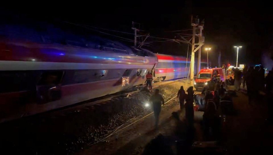 Emergency responders work at the site after a high-speed train derailed and smashed into another oncoming train, near Adamuz, in Cordoba province, Spain, January 18, 2026 in this screengrab taken from a social media video. @ibuprofeno600mg via X/via REUTERS