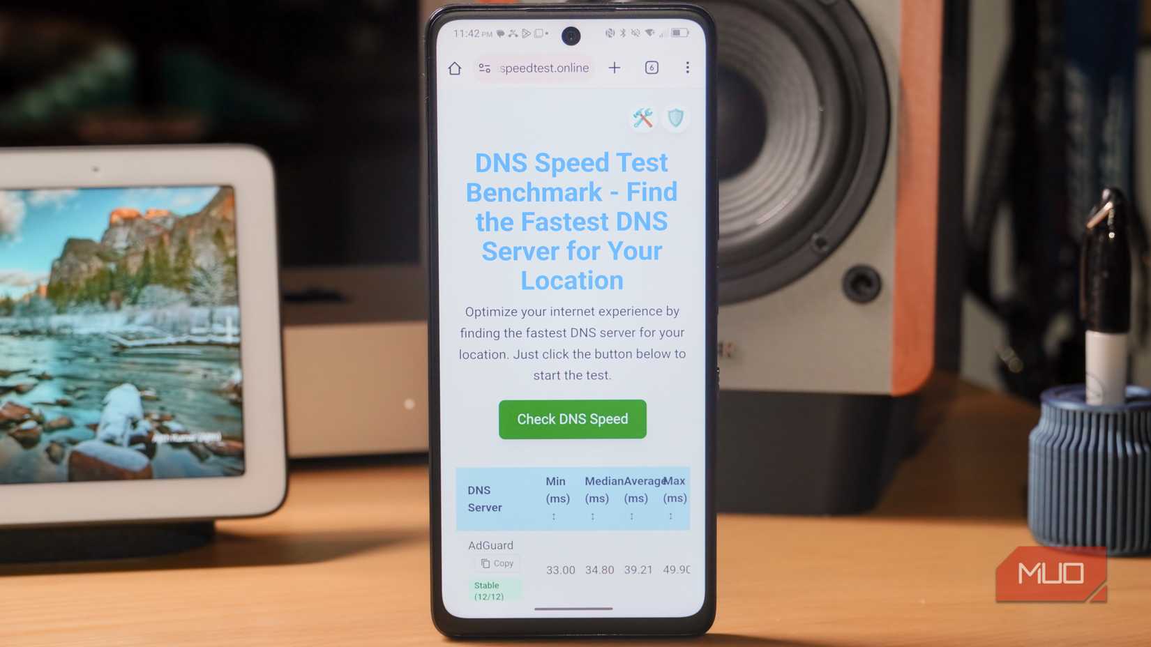 The DNS Speed Test benchmark running on an Android phone.