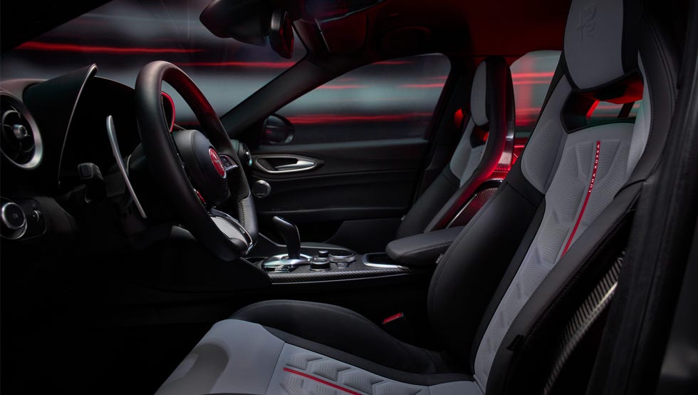 alfa romeo giulia quadrifoglio luna rossa