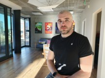 Portraits, main cameras, 1x: vivo X300 Pro - 24mm, f/1.6, ISO 72, 1/147s (4096x3072px) - Honor Magic8 Pro vs. Oppo Find X9 Pro vs. vivo X300 Pro