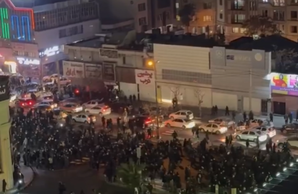 Iranians step up protests as death toll mounts and authorities cut internet access - The Journal