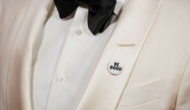 What is the 'Be Good' pin some celebrities were wearing at the Golden Globes?