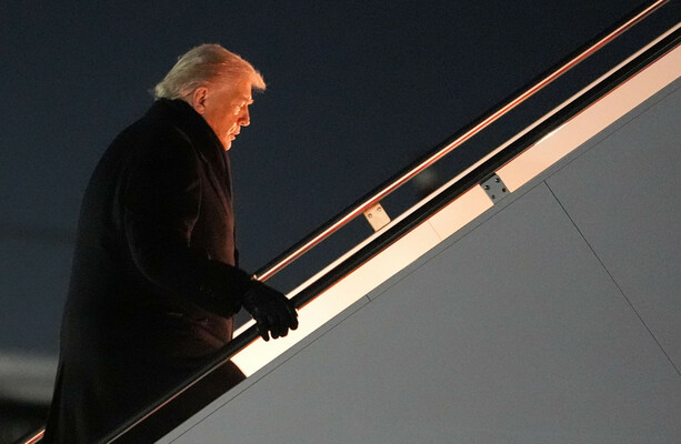 Trump (eventually) departs for Davos after 'minor electrical issue' on Air Force One - The Journal