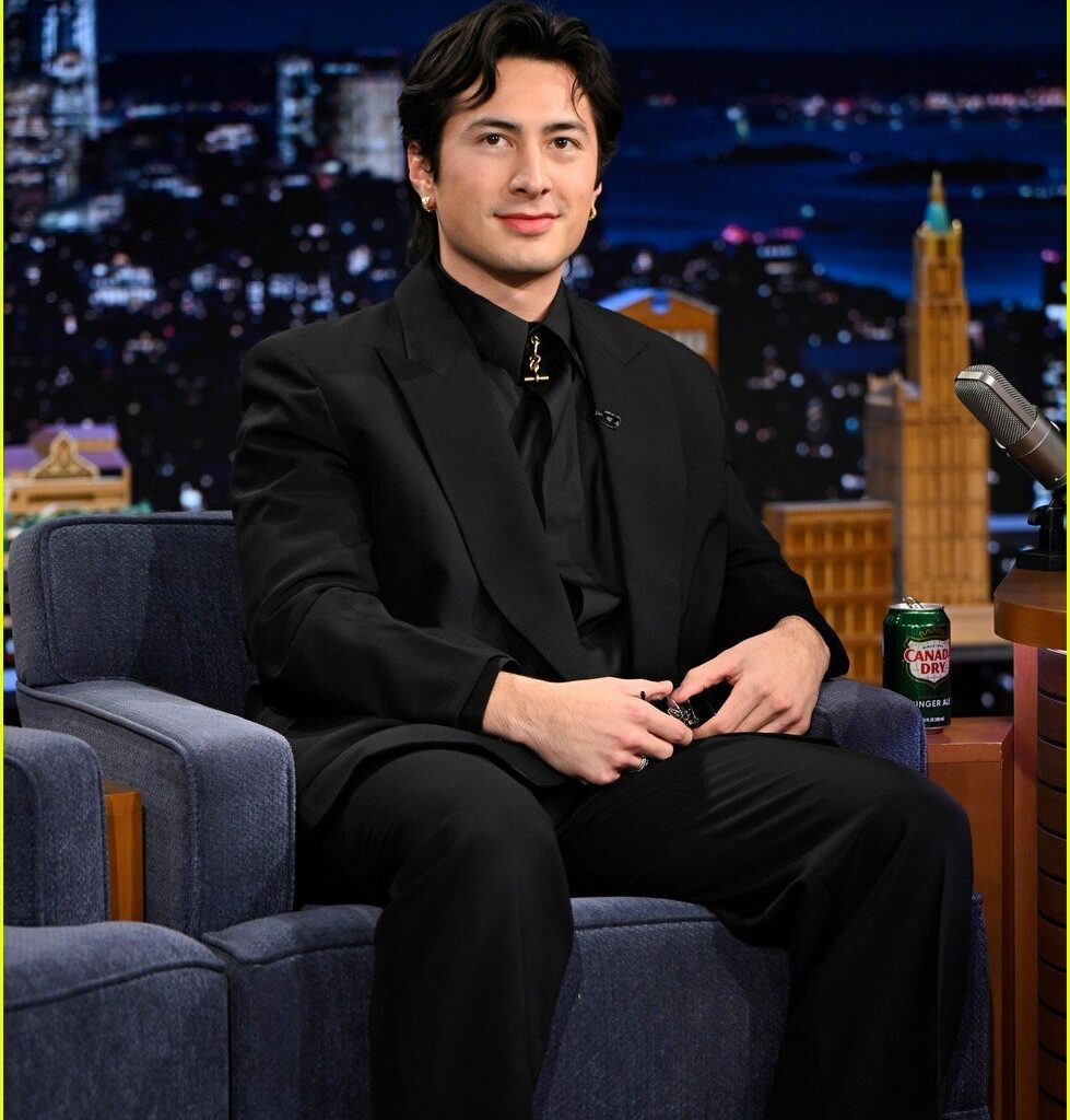 hudson williams teaches jimmy fallon arch on the tonight show 025260817