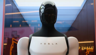 Tesla Optimus Robot's Public Failure Has To Be Seen To Be Believed
