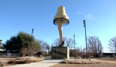 Oklahoma filmmaker captures controversy behind the Chickasha leg lamp